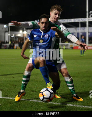 Billericay Town Sam Deering und Leatherhead's Sam Blackman in Aktion während des FA Cup, 1. Runde Replay in der AGP Arena, Billericay. Stockfoto