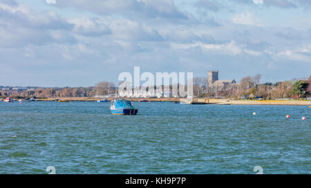 Christchurch Harbour, Dorset, Großbritannien in Richtung Stadt Christchurch. kleines Boot im Vordergrund Stockfoto