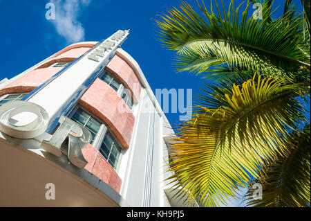 MIAMI - 31. August 2017: Miami Beach's ikonische Art-Deco-Architektur mit dem Tudor Hotel und den Palmen auf der Collins Ave. Stockfoto