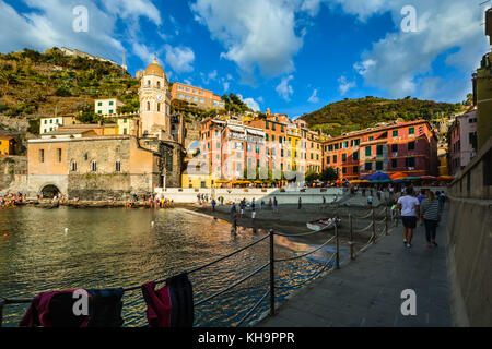 Am späten Nachmittag am Hafen und Sandstrand in der Cinque Terre Dorf Vernazza, Italien an der ligurischen Küste Stockfoto