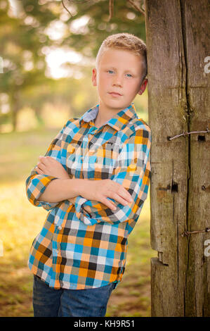 Junge in einer ländlichen Umgebung tragen Plaid Shirt portrait Stockfoto