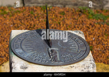 Alte metallic Solar Sun clock Inschrift - Alt zusammen mit mir das Beste noch werden - sagt die Zeit mit Kompass Punkte und Sonne Schatten. Stockfoto