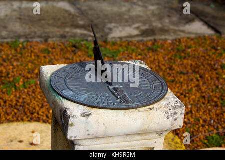 Alte metallic Solar Sun clock Inschrift - Alt zusammen mit mir das Beste noch werden - sagt die Zeit mit Kompass Punkte und Sonne Schatten. Stockfoto