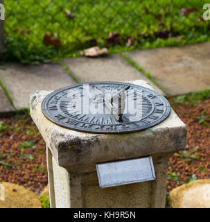 Alte metallic Solar Sun clock Inschrift - Alt zusammen mit mir das Beste noch werden - sagt die Zeit mit Kompass Punkte und Sonne Schatten. Stockfoto