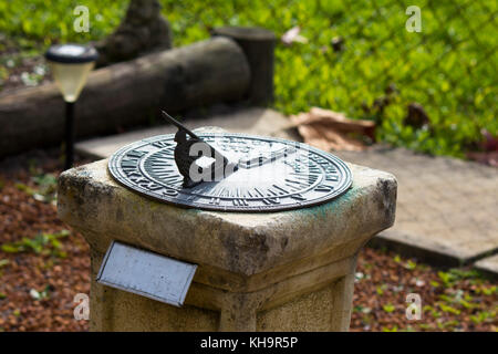 Alte metallic Solar Sun clock Inschrift - Alt zusammen mit mir das Beste noch werden - sagt die Zeit mit Kompass Punkte und Sonne Schatten. Stockfoto