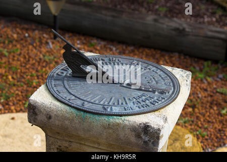 Alte metallic Solar Sun clock Inschrift - Alt zusammen mit mir das Beste noch werden - sagt die Zeit mit Kompass Punkte und Sonne Schatten. Stockfoto