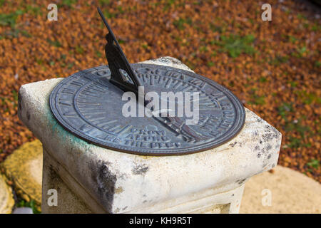 Alte metallic Solar Sun clock Inschrift - Alt zusammen mit mir das Beste noch werden - sagt die Zeit mit Kompass Punkte und Sonne Schatten. Stockfoto