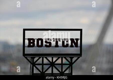 Ein "Boston" billboard Zeichen Makroaufnahme mit dem Boston Stadtbild dahinter mit der Ikonischen zakim Brücke und die Boston Skyline Stockfoto