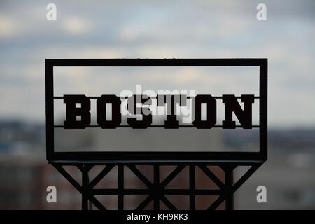 Ein "Boston" billboard Zeichen Makroaufnahme mit dem Boston Stadtbild dahinter mit der Ikonischen zakim Brücke und die Boston Skyline Stockfoto