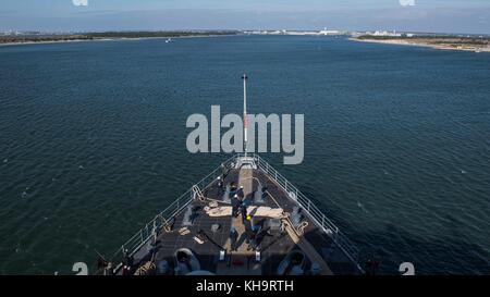 Das Dock Landung Schiff USS Oak Hill (LSD 51) bereitet in den Hafen zu ziehen onload Marines und e Stockfoto