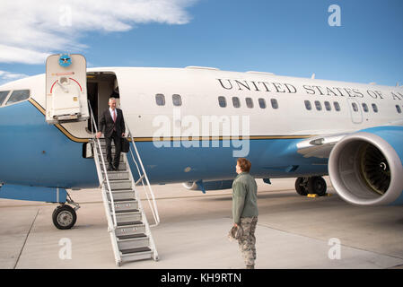 Verteidigungsminister Jim Mattis kommt an Peterson Air Force Base, Co., und wird von NORTHCOM Kommandant Luftwaffe Gen. Lori Robinson am 07.11.16, 20 empfangen Stockfoto