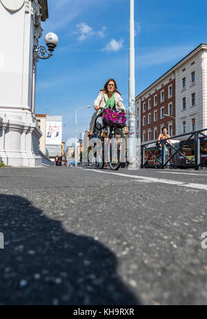 Fahrrad Pendler auf der Via Giacomo Matteotti, Bologna, Italien. Stockfoto