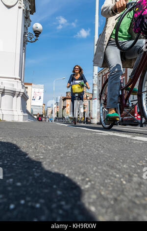 Fahrrad Pendler auf der Via Giacomo Matteotti, Bologna, Italien. Stockfoto