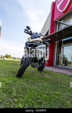 Bologna, Italien Home Der Ducati Werk in Borgo Panigale und die Marke ist überall. In der Nähe der Fabrik eine offizielle Ducati Service Center Stockfoto