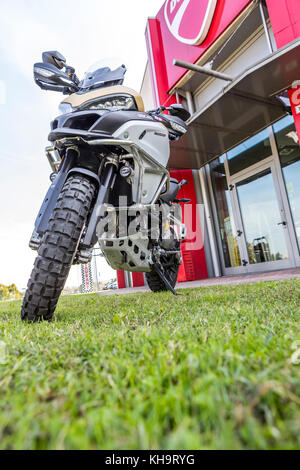 Bologna, Italien Home Der Ducati Werk in Borgo Panigale und die Marke ist überall. In der Nähe der Fabrik eine offizielle Ducati Service Center Stockfoto