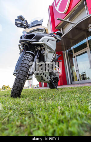 Bologna, Italien Home Der Ducati Werk in Borgo Panigale und die Marke ist überall. In der Nähe der Fabrik eine offizielle Ducati Service Center Stockfoto