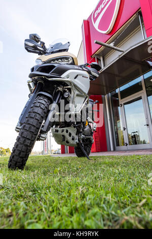 Bologna, Italien Home Der Ducati Werk in Borgo Panigale und die Marke ist überall. In der Nähe der Fabrik eine offizielle Ducati Service Center Stockfoto