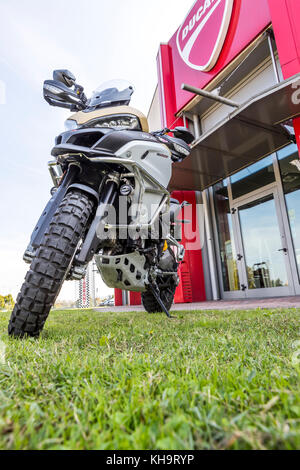 Bologna, Italien Home Der Ducati Werk in Borgo Panigale und die Marke ist überall. In der Nähe der Fabrik eine offizielle Ducati Service Center Stockfoto