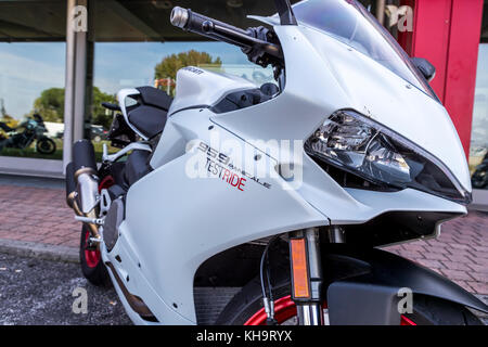 Bologna, Italien Home Der Ducati Werk in Borgo Panigale und die Marke ist überall. In der Nähe der Fabrik eine offizielle Ducati Service Center Stockfoto