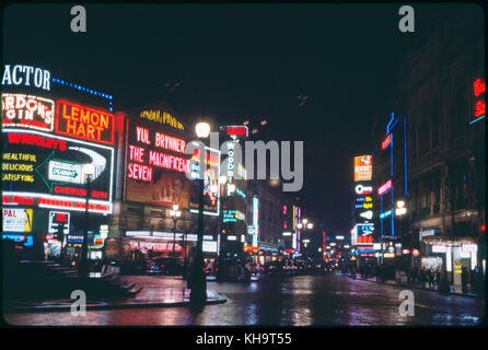 Street Scene bei Nacht, Piccadilly Circus, London, England, UK, 1960 Stockfoto