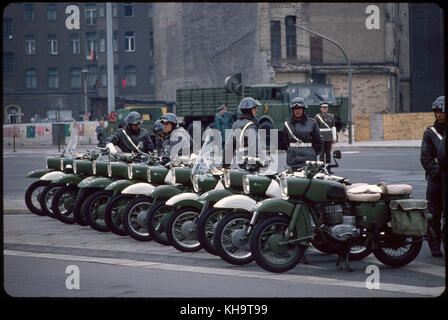 Militärpolizei mit Motorrädern vor Mai Day Parade, Ost-Berlin, Deutsche Demokratische Republik, 1. Mai 1974 Stockfoto