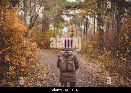 Junge Frau in Freizeitkleidung stehen im Herbst Wald. Stockfoto