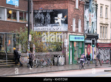 Ein Banksy-Kunstwerk mit dem Titel The Mild Mild West, das an der Seite eines Gebäudes in Stokes Croft, Bristol, steht Stockfoto