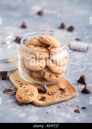 Hausgemachten Schokoladenkekse in einem Glas Stockfoto