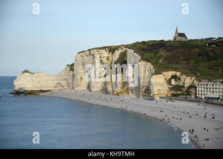 Kapelle von Notre Dame de la Garde, Falaise d'Amont, Etretat, Normandie, Frankreich, Europa Stockfoto