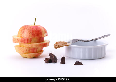 Eine Nahaufnahme eines gestapelten Scheiben geschnittenen Apfel, Schokolade und Erdnussbutter. Stockfoto