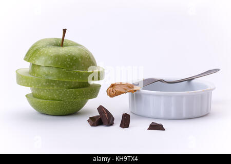 Eine Nahaufnahme eines gestapelten Scheiben geschnittenen Apfel, Schokolade und Erdnussbutter. Stockfoto