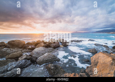 Sonnenuntergang des Ligurischen Meer, Golf von Tigullio, Lavagna, Genua Stockfoto