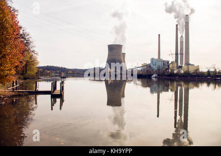 John Amos Kraftwerk Reflexion über den Kanawha River in wifnield West Virginia Stockfoto