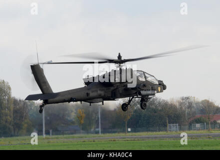 Ein U.S. Army AH-64 Apache bis 1 Air Cavalry Brigade, 1.Kavallerie Division, Blätter Chièvres Air Base, Belgien, Deutschland, Lettland, Rumänien ein Stockfoto