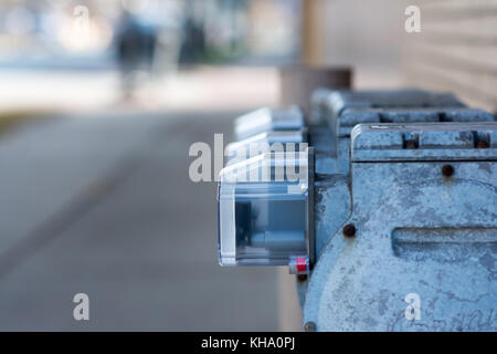 Reihe der Verbrauchszähler angebracht zu Gebäude Stockfoto