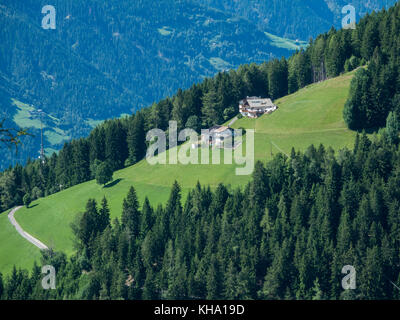 Erhöhte Querformat auf dem Relais Hütte in Südtirol oberhalb der Stadt Meran im Sommer 2016. Stockfoto