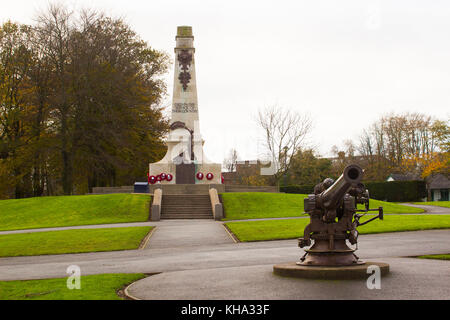 Das Ehrenmal und einem erfassten deutschen U Boot Deck gun in Bangor die Station Park auf einen trüben Morgen im County Down in Nordirland Stockfoto