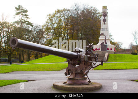 Das Ehrenmal und einem erfassten deutschen U Boot Deck gun in Bangor die Station Park auf einen trüben Morgen im County Down in Nordirland Stockfoto