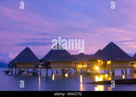 Bora Bora Bungalows mit Abendhimmel Stockfoto