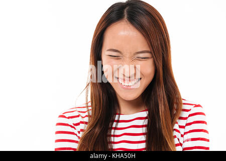 Nahaufnahme, Porträt einer hübschen jungen asiatischen Mädchen auf weißem Hintergrund lachen Stockfoto