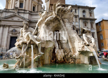 Die Statue des Brunnen der vier Flüsse des Ganges (l) und des Nils (r) sind auf der Piazza Navona zu sehen Stockfoto