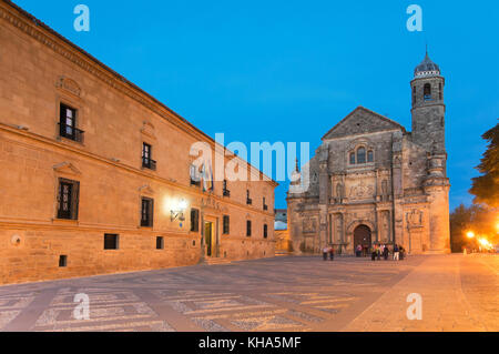 Kirche von El Salvador und der Palast von Dean Ortega (parador - Hotel) in der Plaza Vázquez de Molina - 16. Jahrhundert Ubeda, Provinz Jaen, Region eines Stockfoto