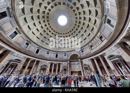 Rom, Italien, 31. Oktober: (Anmerkung des Editors: belichtungsspielraum dieses Bild wurde digital erhöht.) Das pantheon von innen gesehen wird am 31. Oktober 2017 in Rom, Italien Rom ist eines der beliebtesten Reiseziele der Welt. Stockfoto