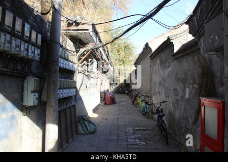 Urig traditionellen Gassen in einem chinesischen Wohngegend (Hutong) - Peking, China Stockfoto