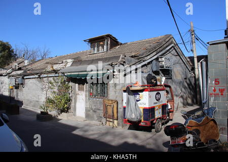 Urig traditionellen Gassen in einem chinesischen Wohngegend (Hutong) - Peking, China Stockfoto