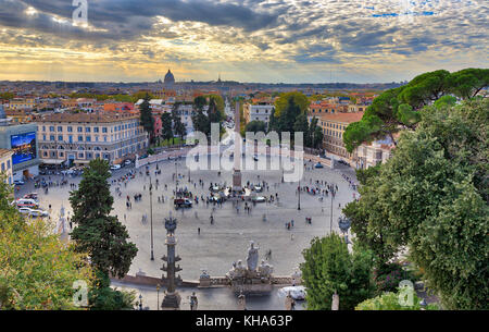 Rom, Italien, 31. Oktober: (Anmerkung des Editors: Das HDR-Bild digital zusammengesetzten worden.) Die Piazza del Popolo Square an der "Terrazza del Pincio' am 31 Oktober, 2017 in Rom, Italien Rom ist eines der beliebtesten Reiseziele der Welt. Stockfoto