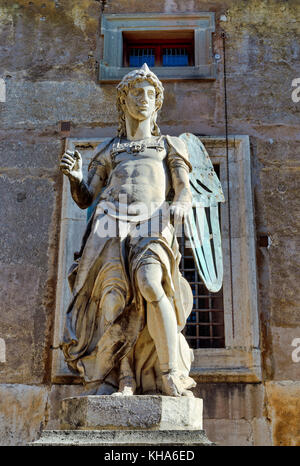 Rom, Italien, 1. November: (Anmerkung des Editors: belichtungsspielraum dieses Bild wurde digital erhöht.) die Statue des Erzengels Michael in Castel Sant'Angelo am 1. November, 2017 in Rom, Italien Rom ist eines der beliebtesten Reiseziele der Welt. Stockfoto