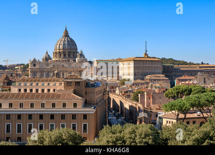 ROM, ITALIEN - 1. NOVEMBER: (HINWEIS DER REDAKTION: Der Belichtungsumfang dieses Bildes wurde digital erhöht.) Vatikanstadt ist in Castel Sant'Angelo am 1. November 2017 in Rom, Italien gesehen. Rom ist eines der beliebtesten Reiseziele der Welt. Stockfoto