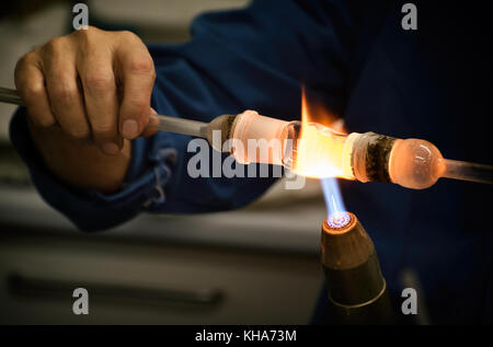 Glas schmelzen bei der Produktion von Chemie Glaswaren Stockfoto