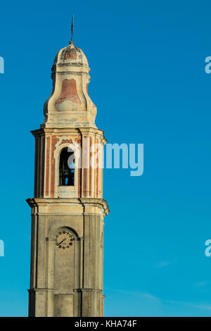 Glockenturm der Kirche von San Lorenzo al mare Stockfoto